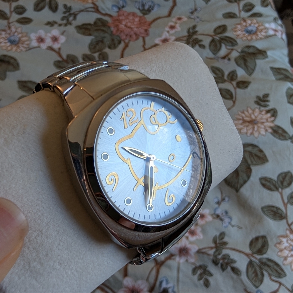 Hello Kitty Watch - Picture 2 of 4